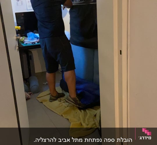אדם אורז מזרן עטוף בניילון שחור